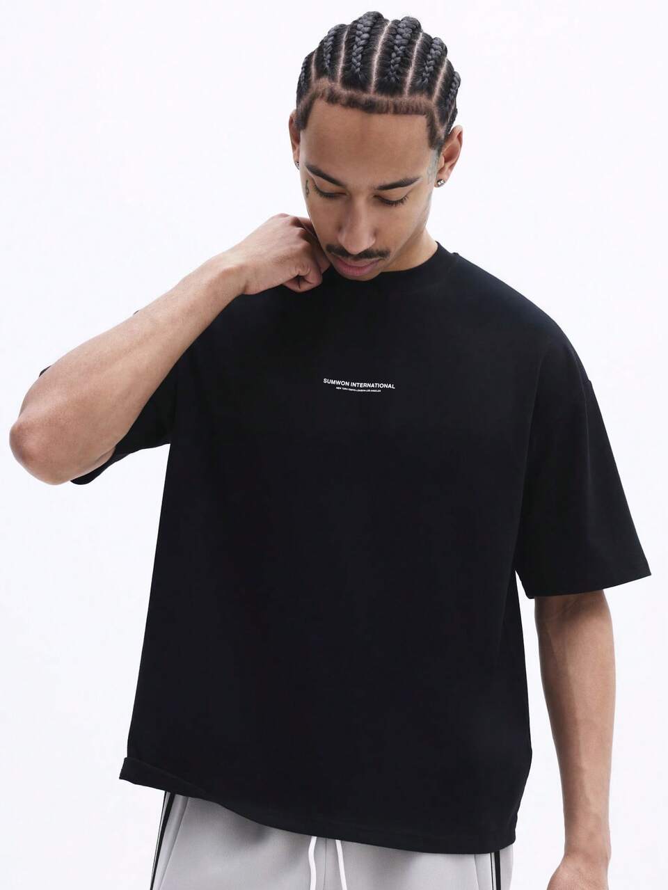 SUMWON T-shirt girocollo a maniche corte da uomo con stampa di lettere gotiche bianche, stile casual e oversize in cotone