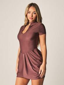 MISSGUIDED Vestido mini ajustado de crepé burdeos con escote de ojo de cerradura, mangas cortas y drapeado para salir de noche y eventos - Marrón - Ver 5