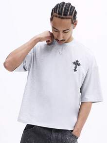 SUMWON 男士短袖圆领针织T恤，背部饰有大型交叉图案印花设计 - 灰色 - 查看 4