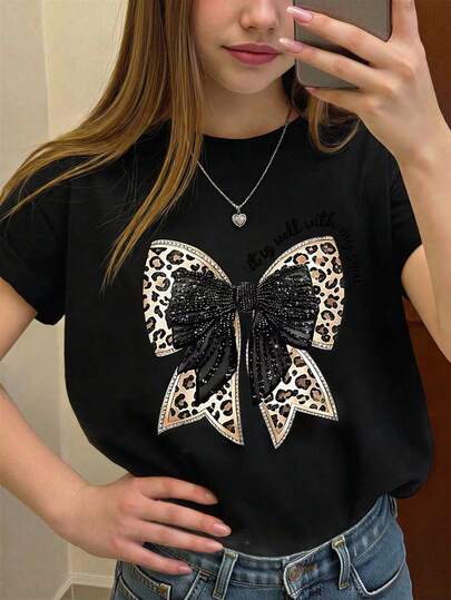 少女黑色圆领短袖印花T恤，休闲舒适时尚百搭豹纹蝴蝶结设计短袖印花T恤，适合日常穿着、上学、户外活动