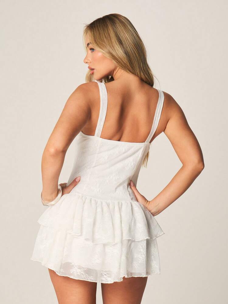 MISSGUIDED Vestido mini con escote cuadrado, volantes en capas, encaje sin tirantes y tirantes ajustables, perfecto para fiestas y eventos de verano