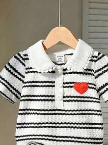 SHEIN Playful Pals 女婴休闲条纹爱心刺绣Polo衫上衣，春夏款 - 黑與白 - 查看 5