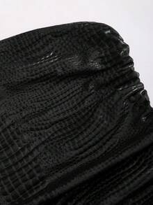 Sweetra 新款女士酒红色鳄鱼纹PU弹力连衣裙，适合通勤、休闲、街头、派对、夜店等场合穿着，采用荷叶边下摆、束腰褶裥设计，迷你裙长。 - 黑色 - 查看 5