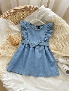 SHEIN Playful Pals 女婴浅蓝色水洗牛仔休闲宽松连衣裙，荷叶边下摆和腰带设计，采用柔软的棉质牛仔面料，时尚百搭，适合春夏穿着，简约时尚，日常穿搭、外出、聚会皆宜，秋季新品上市。 - 淺色水洗藍 - 查看 3