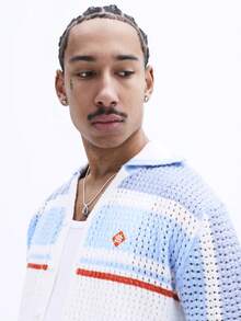 SUMWON 宽松版型钩针编织度假风短袖V领针织上衣，条纹图案，夏季休闲网纱风格上衣 - 彩色 - 查看 6