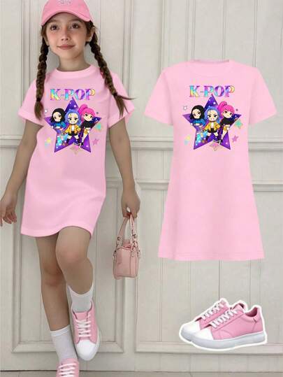 春夏少女休闲时尚创意个性清新简约可爱酷炫虚拟少女组合卡通人物彩色五角星图案字母标语印花休闲基础款粉色短袖T恤裙，舒适温暖的夏秋款式，适合女孩夏秋氛围穿搭。
