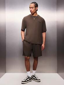 PLAYBOY X SUMWON Essentials strukturiertes Kurzarm T-Shirt und Shorts Co-Ord Set mit Rundhalsausschnitt, lässiger Loungewear Zweiteiler - Braun - Übersicht 1