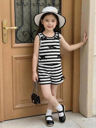 Set de 2 piezas de ropa para niñas de primavera/verano, blusa sin mangas a rayas + shorts a juego, rayas clásicas en blanco y negro, diseño sin mangas adecuado para temporadas cálidas, acentuado con moño negro, casual y cómodo para uso diario, al aire ocio