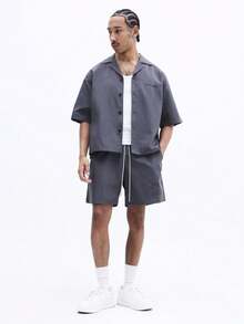 SUMWON Matchande set med antracitgrå skjorta med knappar framtill och shorts med resår i midjan och digitaltryck - Grå - Visa 2