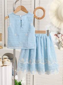 SHEIN Vintaside Kids Bộ đồ hai mảnh cho bé gái gồm áo không tay mềm mại, thoáng khí với họa tiết hoa trắng và chân váy ren xếp tầng, dáng rộng, thích hợp cho các hoạt động thường ngày như đi chơi, công viên, dã ngoại, mua sắm vào mùa xuân/hè. - Màu xanh lam - Xem 3