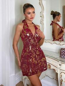 Glamine Charm Váy ngắn ôm sát bằng nhung ánh kim đính sequin, hở lưng, cổ yếm, thích hợp dự tiệc cocktail, màu đỏ rượu vang. - Màu Đỏ Sâu - Xem 2