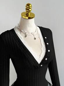 Elamini 甜美可爱纹理蕾丝拼接深V修身长袖T恤，春季 - 黑色 - 查看 6