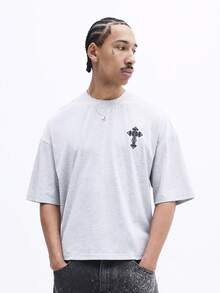 SUMWON 男士短袖圆领针织T恤，背部饰有大型交叉图案印花设计 - 灰色 - 查看 2