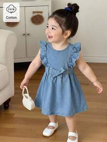 SHEIN Playful Pals 女婴浅蓝色水洗牛仔休闲宽松连衣裙，荷叶边下摆和腰带设计，采用柔软的棉质牛仔面料，时尚百搭，适合春夏穿着，简约时尚，日常穿搭、外出、聚会皆宜，秋季新品上市。 - 淺色水洗藍 - 查看 6