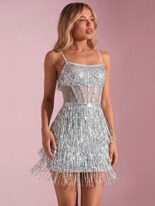 SHEIN Glamour 这款亮片流苏吊带裙采用亮片刺绣和网纱面料拼接而成，背部拉链设计，优雅迷人，性感闪亮，是约会之夜的理想之选。 - 銀色 - 查看 4