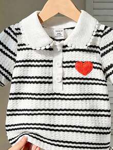 SHEIN Playful Pals 女婴休闲条纹爱心刺绣Polo衫上衣，春夏款 - 黑與白 - 查看 6