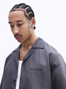 SUMWON Matchande set med antracitgrå skjorta med knappar framtill och shorts med resår i midjan och digitaltryck - Grå - Visa 6