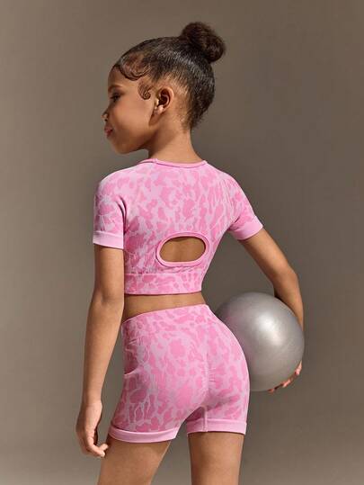 Bộ đồ thể thao ngắn tay và quần short màu hồng cánh sen không đường may dành cho bé gái, họa tiết hoa mai và báo đốm dễ thương, chất liệu co giãn cao, thoải mái, kiểu dáng ôm sát, phù hợp cho chạy bộ, tập thể dục, tennis, cầu lông.