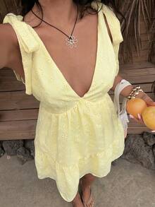 SHEIN SunnyBelle Trang phục nữ cho dịp năm mới, Halloween, Giáng sinh, Lễ Tạ ơn, mùa xuân, hè, thu, đông, phù hợp cho tiệc tùng, đi làm, hàng ngày, du lịch, nghỉ mát. Đầm vàng nữ cho năm mới, đầm đi biển mùa hè, đầm ngắn dáng chữ A không tay thêu họa tiết khoét rỗng, thắt nơ, cổ chữ V sâu. - Màu vàng - Xem 1