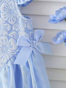 SHEIN Đầm xanh họa tiết hoa ngọt ngào cho bé gái, phối lưới, nơ ở eo, thích hợp cho các hoạt động hàng ngày, chụp ảnh, du lịch và nhiều dịp khác. - Màu xanh lam - Xem 6