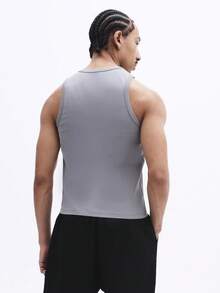 SUMWON 男士必备单品背心，胸前小Logo印花，圆领无袖，休闲夏季背心，常规版型，基础款打底衫 - 卡其色 - 查看 2