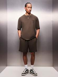 PLAYBOY X SUMWON Essentials strukturiertes Kurzarm T-Shirt und Shorts Co-Ord Set mit Rundhalsausschnitt, lässiger Loungewear Zweiteiler - Braun - Übersicht 8