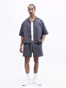 SUMWON Matchande set med antracitgrå skjorta med knappar framtill och shorts med resår i midjan och digitaltryck - Grå - Visa 8