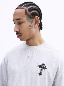 SUMWON 男士短袖圆领针织T恤，背部饰有大型交叉图案印花设计 - 灰色 - 查看 5