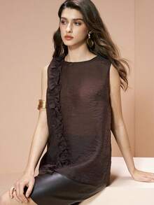 Revavyn 女士轻盈雪纺上衣，宽松版型，手工褶皱荷叶边，无袖设计；约会、情人节、度假、春季的完美之选。 - 咖啡棕 - 查看 2