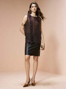 Revavyn 女士轻盈雪纺上衣，宽松版型，手工褶皱荷叶边，无袖设计；约会、情人节、度假、春季的完美之选。 - 咖啡棕 - 查看 3