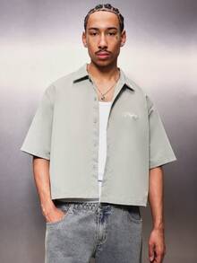 PLAYBOY X SUMWON 男士鼠尾草绿短袖纽扣衬衫，经典领型，短款版型，夏季休闲日常必备单品 - 綠色 - 查看 1