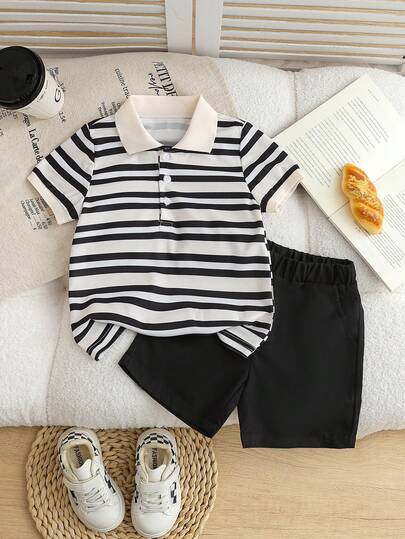 两件套男童休闲运动学院风套装，包括一件黑色条纹印花短袖Polo衫和一条黑色弹力腰短裤，适合返校、生日派对、宴会、演出、婚礼、洗礼、开幕式等场合，舒适百搭，适合日常穿着、上学、旅行、运动和夏季穿着。
