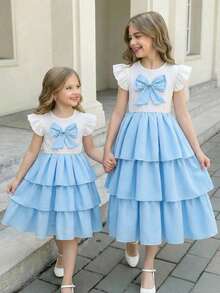 Sparklyn Đầm cho bé gái tuổi teen, áo dệt kim màu trắng tay phồng, điểm nhấn là nơ hồng đính đá, chân váy xếp tầng màu hồng, thiết kế xếp ly, kiểu dáng dễ thương phù hợp đi học mùa hè. - Màu xanh lam - Xem 1