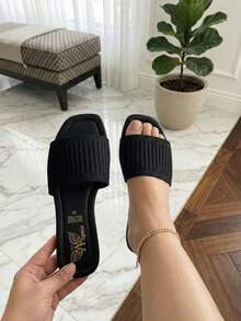 Sandalias Slide Plana de Estilo Urbano (Streetwear) para Mujer - Máximo Confort Todo el Día - Lujo Asequible - Banda Ancha y Elástica con Textura Tejida Acanalada (Ribbed Knit) - Punta Cuadrada Elegante y Moderna - Zapatilla Abierta Ideal para Viajes, Uso Diario Extensivo y Paseos - Calzado Cómodo y Antideslizante de Verano - Diseño Minimalista y Funcional para el Clima Cálido - Versátil - Perfectas para Playa, Piscina y Estilo Casual Chic. - Negro - Ver 2