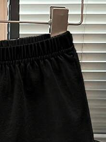 SHEIN Coolqubz 一套男童休闲时尚舒适简约运动撞色字母印花加州短袖T恤和短裤套装，春夏装扮 - 黑色 - 查看 4