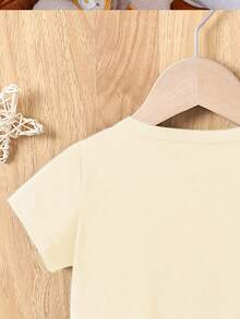 SHEIN Playful Pals 男婴休闲时尚创意可爱圆领修身针织T恤，“I'M HERE FOR THE CHICKS”复活节小鸡和彩蛋字母印花，春夏款 - 杏色 - 查看 4