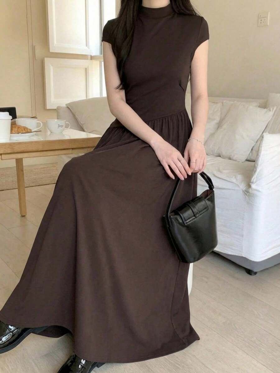 少女针织圆领短袖不对称腰身弹力褶皱下摆休闲连衣裙，适合外出、居家和聚会，夏季 - 棕色 - 查看 1