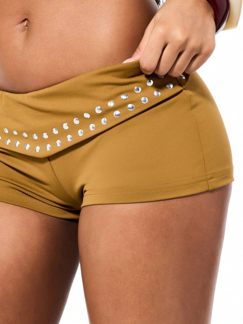 SUMWON WOMEN Nietenbesetzte Hotpants mit Metallnieten und Bändern