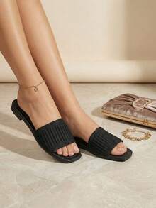 Sandalias Slide Plana de Estilo Urbano (Streetwear) para Mujer - Máximo Confort Todo el Día - Lujo Asequible - Banda Ancha y Elástica con Textura Tejida Acanalada (Ribbed Knit) - Punta Cuadrada Elegante y Moderna - Zapatilla Abierta Ideal para Viajes, Uso Diario Extensivo y Paseos - Calzado Cómodo y Antideslizante de Verano - Diseño Minimalista y Funcional para el Clima Cálido - Versátil - Perfectas para Playa, Piscina y Estilo Casual Chic. - Negro - Ver 4