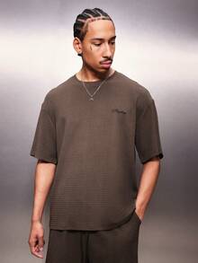 PLAYBOY X SUMWON Essentials strukturiertes Kurzarm T-Shirt und Shorts Co-Ord Set mit Rundhalsausschnitt, lässiger Loungewear Zweiteiler - Braun - Übersicht 3