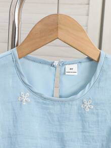 SHEIN Vintaside Kids Bộ đồ hai mảnh cho bé gái gồm áo không tay mềm mại, thoáng khí với họa tiết hoa trắng và chân váy ren xếp tầng, dáng rộng, thích hợp cho các hoạt động thường ngày như đi chơi, công viên, dã ngoại, mua sắm vào mùa xuân/hè. - Màu xanh lam - Xem 5