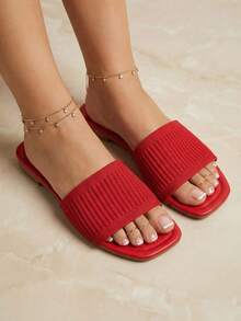 Sandalias Slide Plana de Estilo Urbano (Streetwear) para Mujer - Máximo Confort Todo el Día - Lujo Asequible - Banda Ancha y Elástica con Textura Tejida Acanalada (Ribbed Knit) - Punta Cuadrada Elegante y Moderna - Zapatilla Abierta Ideal para Viajes, Uso Diario Extensivo y Paseos - Calzado Cómodo y Antideslizante de Verano - Diseño Minimalista y Funcional para el Clima Cálido - Versátil - Perfectas para Playa, Piscina y Estilo Casual Chic. - Rojo - Ver 3
