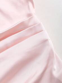 Sweetra 春夏新款法式不对称肩部设计修身褶裥缎面女士粉色衬衫，适合日常休闲穿着、派对、宴会等场合。 - 粉色 - 查看 5