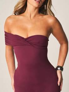 MISSGUIDED Women's Off Shoulder Twisted Bandeau Burgundy Bodycon Maxi Dress With Sweetheart Neckline For Evening Party Events - Purple - View 5