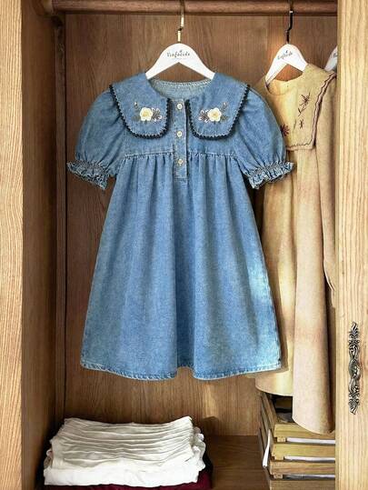 SHEIN LMoss Kids Đầm bé gái dệt họa tiết hoa nhí thêu, cổ bèo nhún, tay phồng, dáng ôm vừa vặn, kiểu dáng thường ngày, cổ Peter Pan, đầm thêu cho bé gái, đầm dài tay dài dáng rộng, cổ bèo nhún thêu tỉ mỉ, thích hợp cho những buổi đi chơi thường ngày/kỳ nghỉ thư giãn ngoài trời/phong cách công chúa, trang phục mùa xuân/hè.