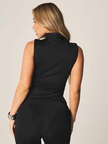 MISSGUIDED 无袖镂空高领上衣，高领设计，纽扣闭合细节，适合秋冬季晚间场合穿着。 - 黑色 - 查看 2