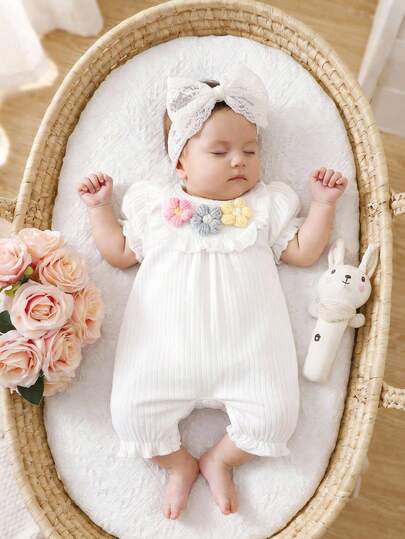 SHEIN 夏季新款女婴服装，圆领下摆饰有白色蜂窝图案立体钩花，短袖设计，泡泡袖版型。风格可爱、优雅、简约又舒适。