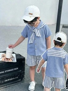 SHEIN 小男孩休閒條紋披肩拼接 2 合 1 短袖上衣與條紋短褲套裝，小男孩服飾 - 藍白色 - 查看 4