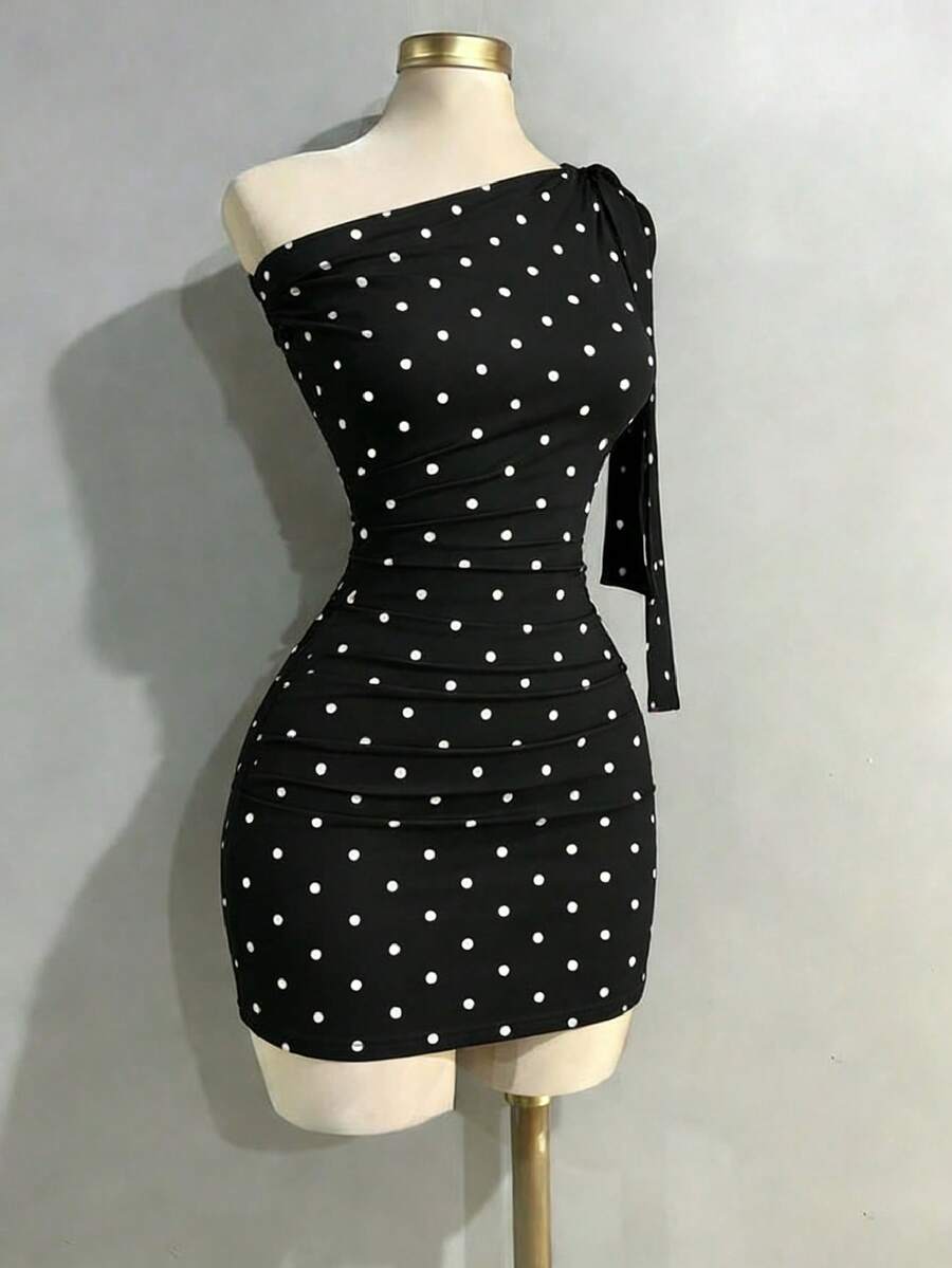 Sweetra 女士斜肩荷叶边性感紧身连衣裙，收腰设计，法式时尚迷你裙 - 黑與白 - 查看 1