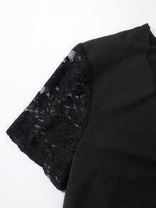 SHEIN PETITE 娇小女式蕾丝拼接刺绣领休闲短袖T恤 - 黑色 - 查看 4